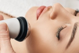 A Radiofrequência facial é um procedimento que se desenvolve através do estímulo da produção de colágeno, que é um elemento crucial para a melhora da aparência da pele e da sua elasticidade.